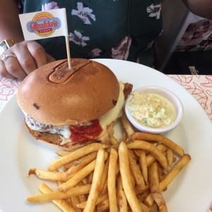 Hamburguesa de folete de pollo con queso mozzarela y papas fritas 