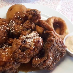 Pollo Koreano con Anillos de Cebolla