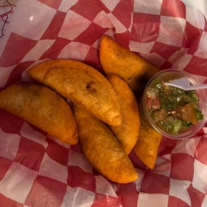 empanadas criollas de carne con pico de gallo