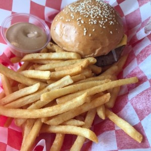 Cheeseburger con Papas Fritas