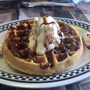 Waffle de nutella y arequipe con helado de vainilla 