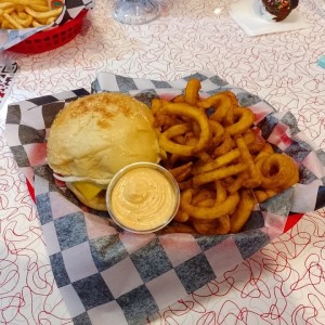 Cheeseburger con Papas Fritas