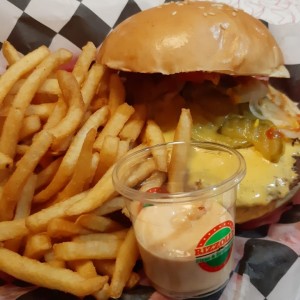 Cheeseburger con Papas Fritas