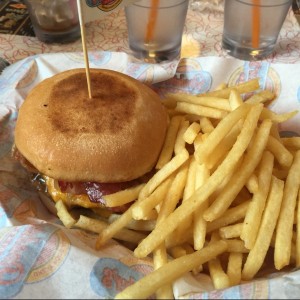 Hamburguesa con Tocino y Papas Fritas