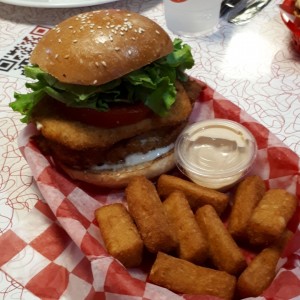 Mr Bob Chicken Bueger con yuca frita