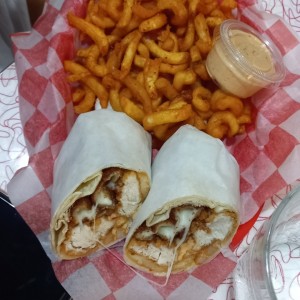 Chipotle Chicken Wrap con curly fries