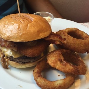 hamburguesas con anillos de cebolla