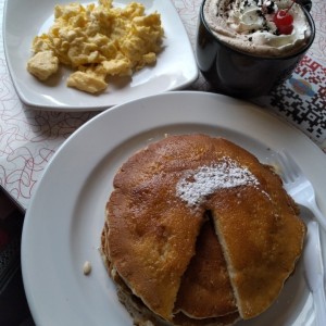 Stacker Pancakes con huevos revueltos y chocolate.