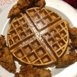 Waffle con pollo frito 