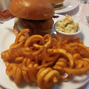 Hamburguesa BBB con papas curly