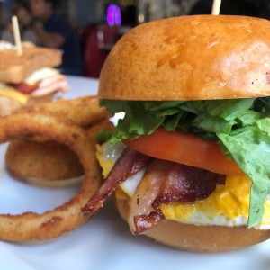 hamburguesa brunch con aros de cebolla