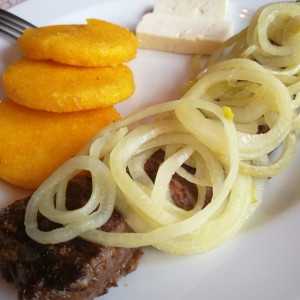 bistec encebollado