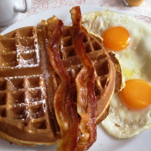 desayuno waffles con huevos