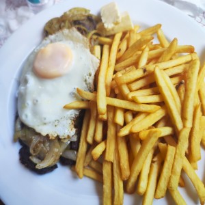 bistec a caballo con papas fritas 