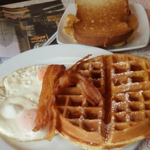 desayuno completo con waffles