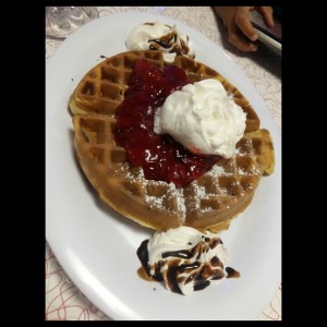 waffles de con fresas y  cremas 