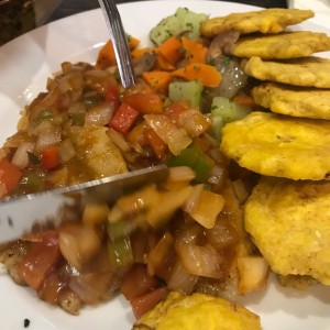 filete de corvina en salsa criolla y patacones 