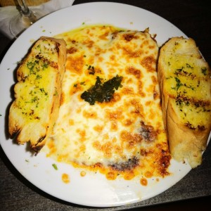 Lasagna de Pollo Con Pan de Ajo