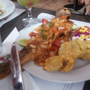 Pescado frito con salsa criolla