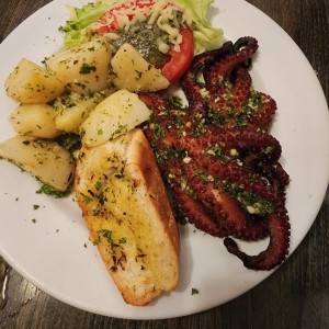 Pulpo a la parrilla con Yuca al mojo