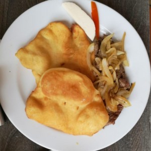 bistec encebollado