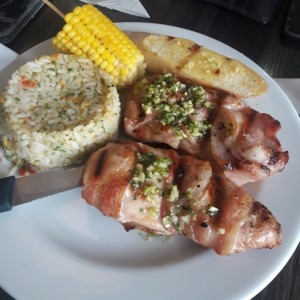 Pollo envuelto en tocino con arroz especial