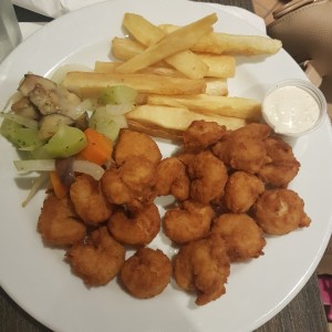 camarones apanados con yuca frita 