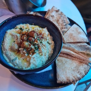 HUMMUS CON CILANTRO Y PAN PITA