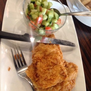 schnitzel de pollo con ensalada israeli