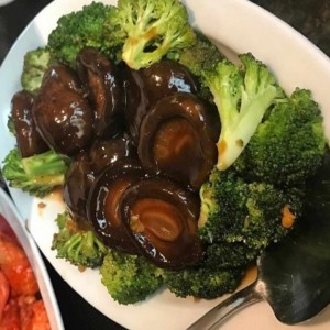 Brocoli y Hongos Negros en Salsa de Ostras