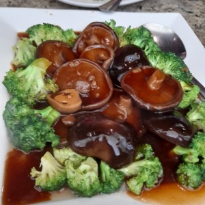 brocoli con hongos