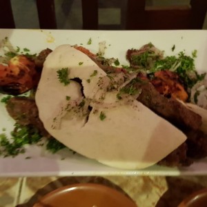 Carnes mixtas. (Kafta, pollo, carne asada)