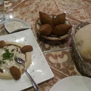 Kibbi de vegetales (frito), hummus con Falafel y Pan Pita