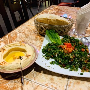 Ensaladas - Tabule y humus 