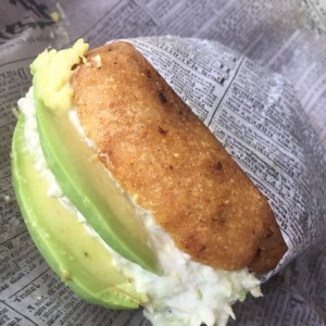 Arepa de pollo y aguacate