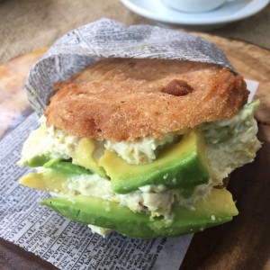 Arepa de Chicharron Frito, con ensalada de Aguacate Chiricano y Pollo