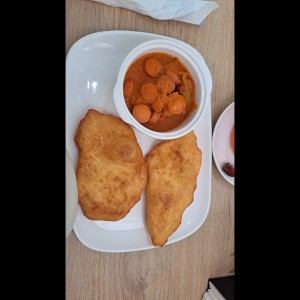 Salchicha guisada con hojaldra
