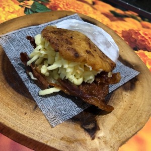 Arepa frita de bacon