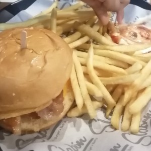 Cheese Burger con Papas