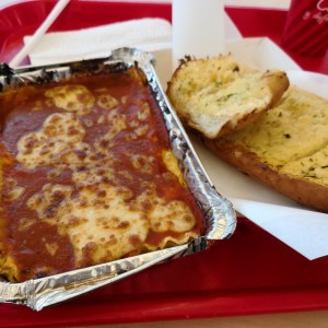 lasagna de pollo en salsa roja.