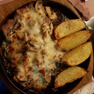 Lomo con hongos y papas al horno 