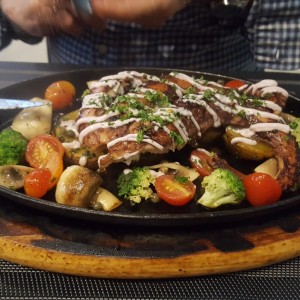 Pulpo a la parrilla con hongos,cherry,brocoli y papas.