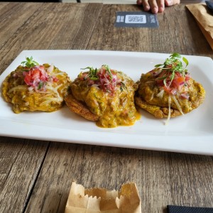 PATACONES CON AJI AMARILLO Y SALSA CRIOLLA