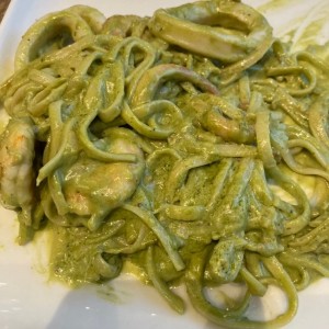 Tallarin verde con mariscos