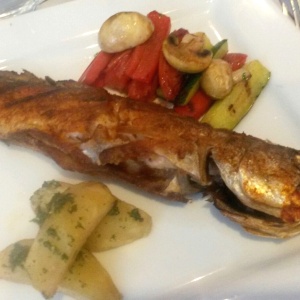 Pescado al carbon con vegetales