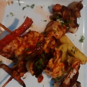 brocheta de calamar y pollo