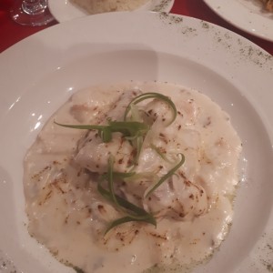 corvina con salsa de camarones