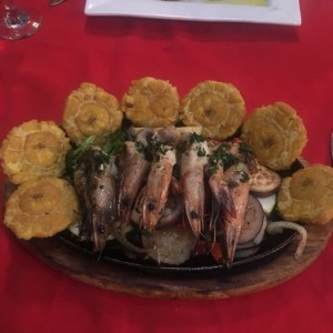 Langostinos a la parrilla con patacones