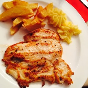 pollo a la plancha y papas fritas