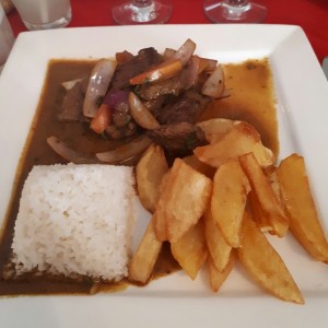 Lomo saltado con papas fritas y arroz